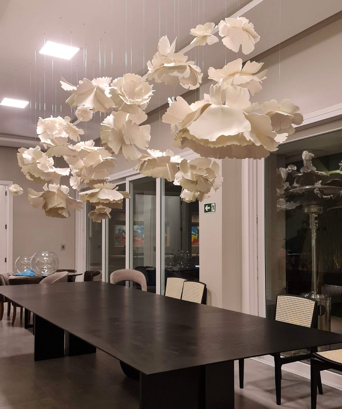 Aéreo de flores brancas em EVA com aparência de porcelana sobre a mesa de jantar
