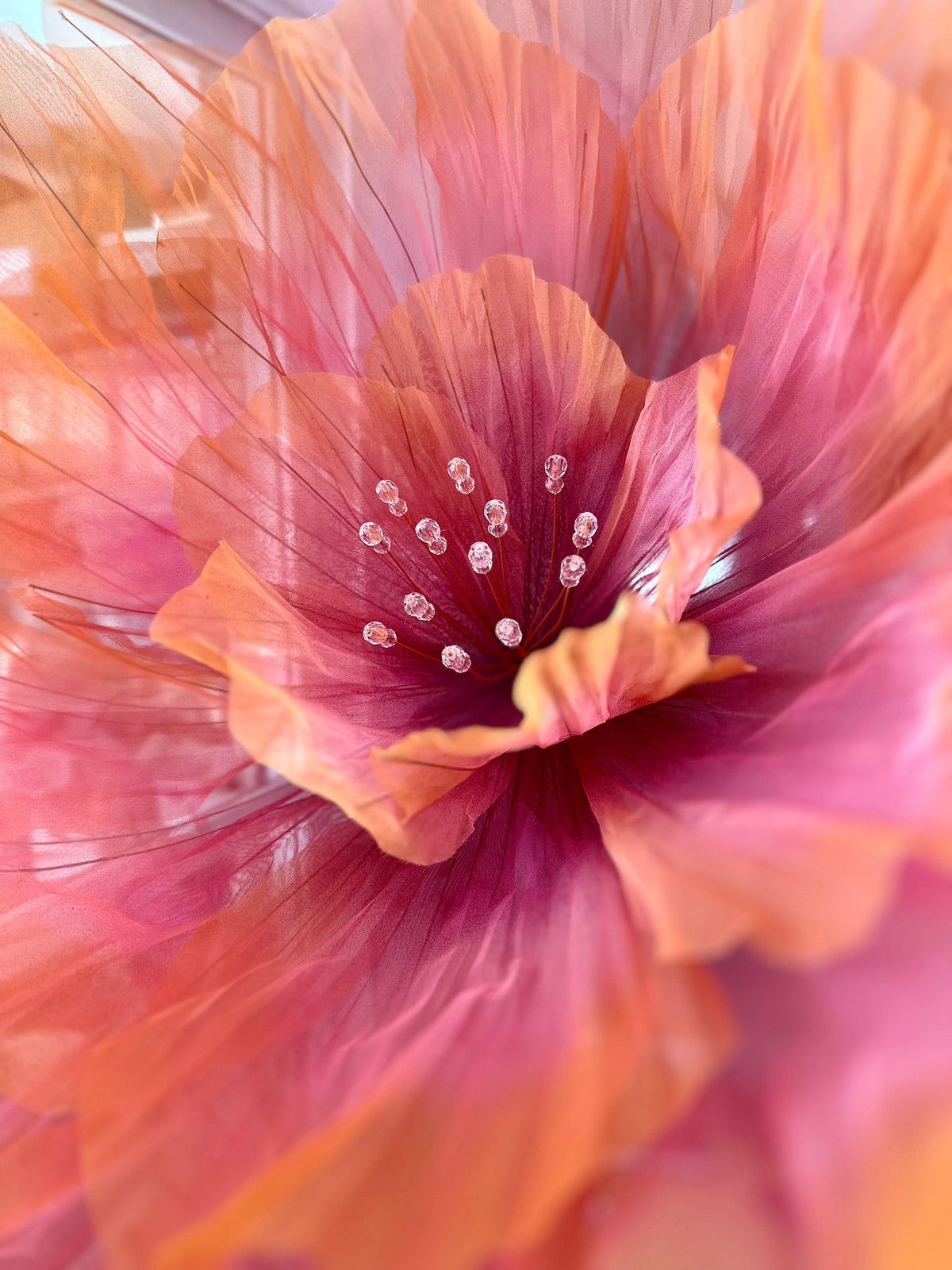 Giant organza flower in a pink and orange gradient - Florais de Saint Germain booth