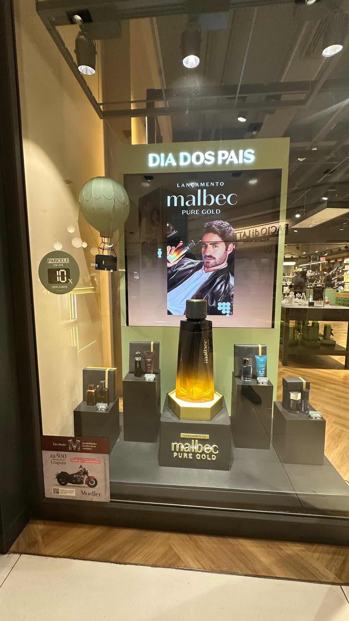 Montgolfière décorative vintage dans la vitrine de la fête des pères d'O Boticário - Malbec Pure Gold