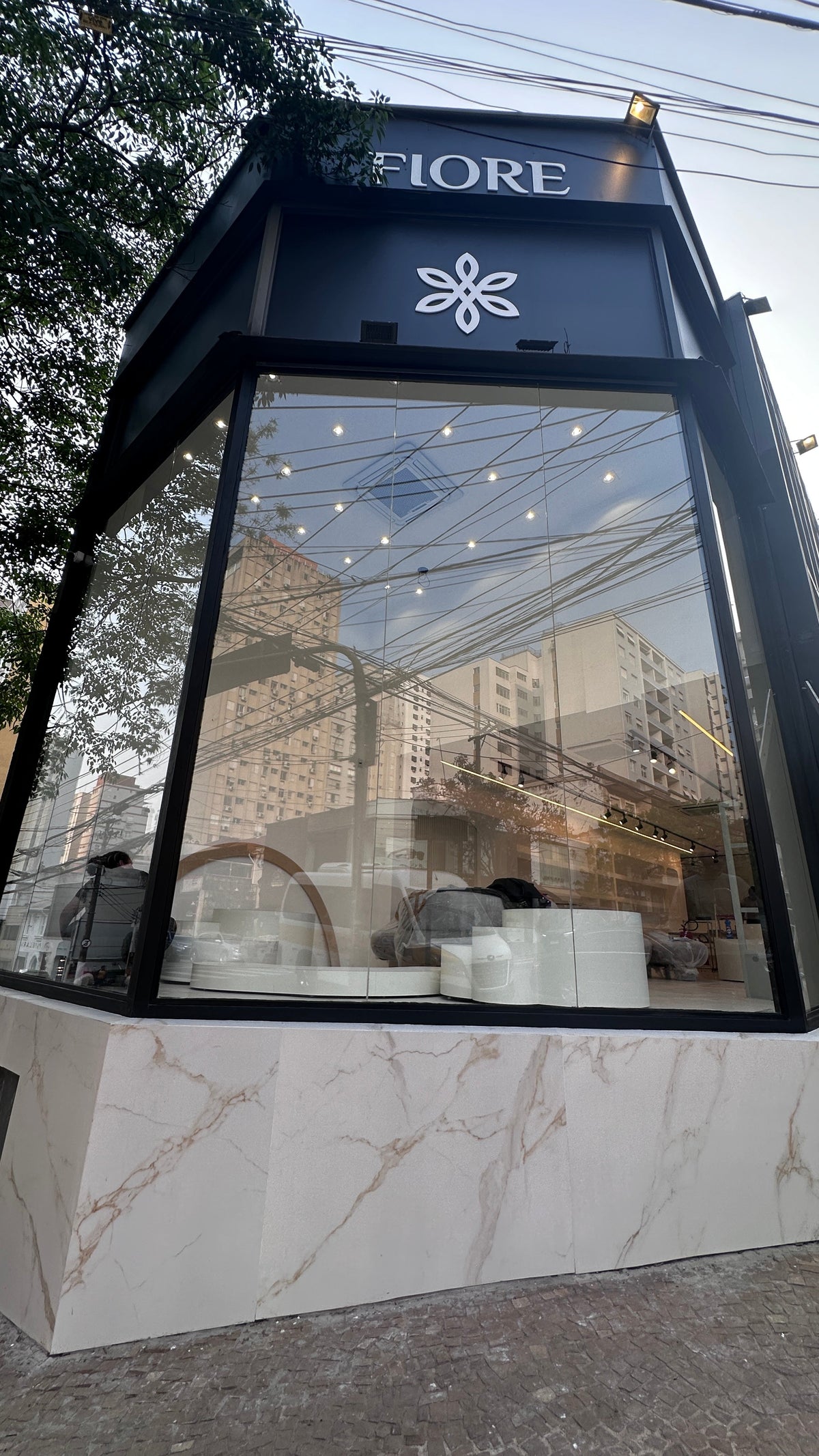 Façade vitrée de Fiore Milano avec une vitrine de fleurs géantes en organza noir