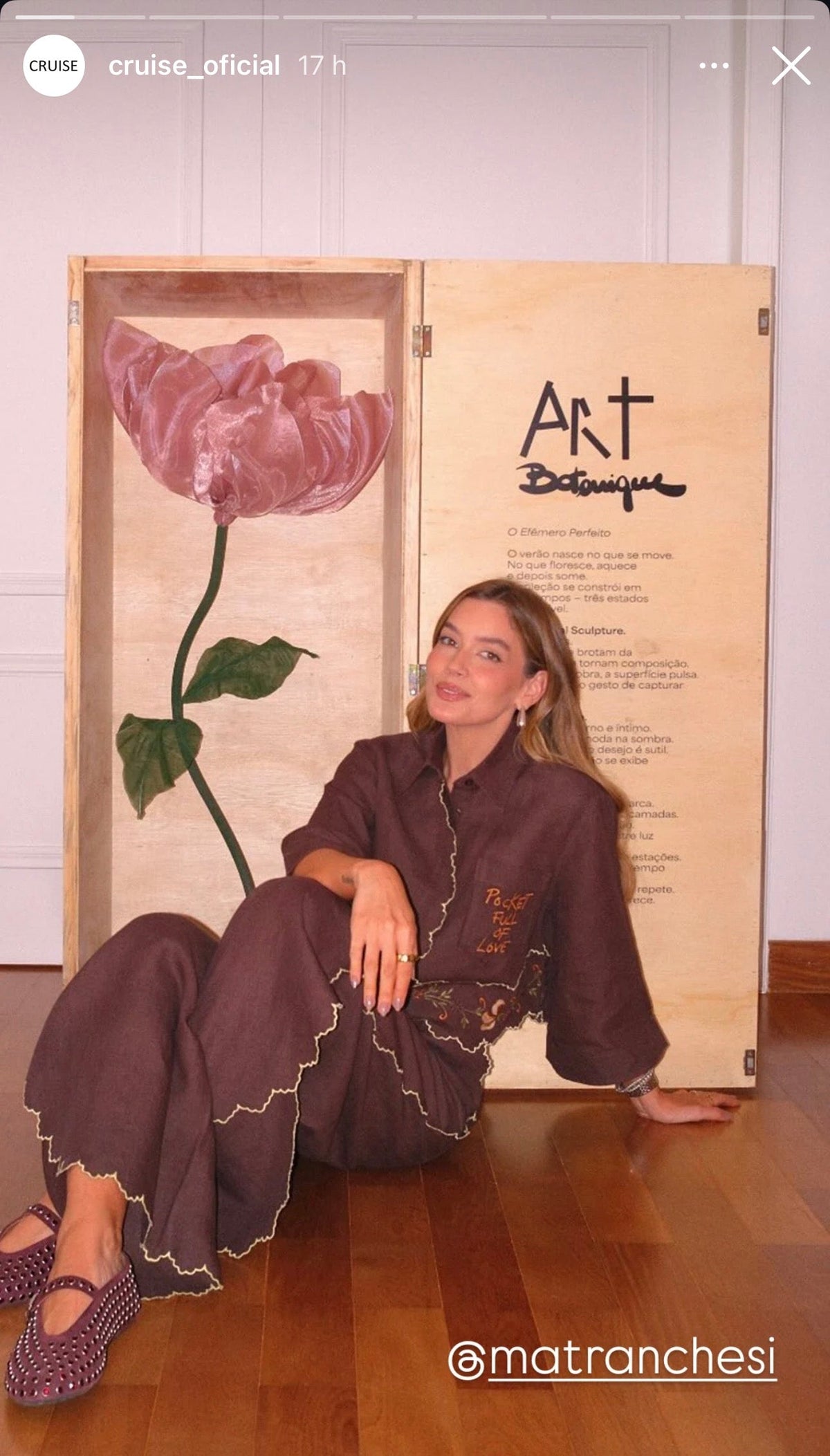 Marcella Tranchesi avec la sculpture de fleur en organza de la collection Art Botanique de Cruise