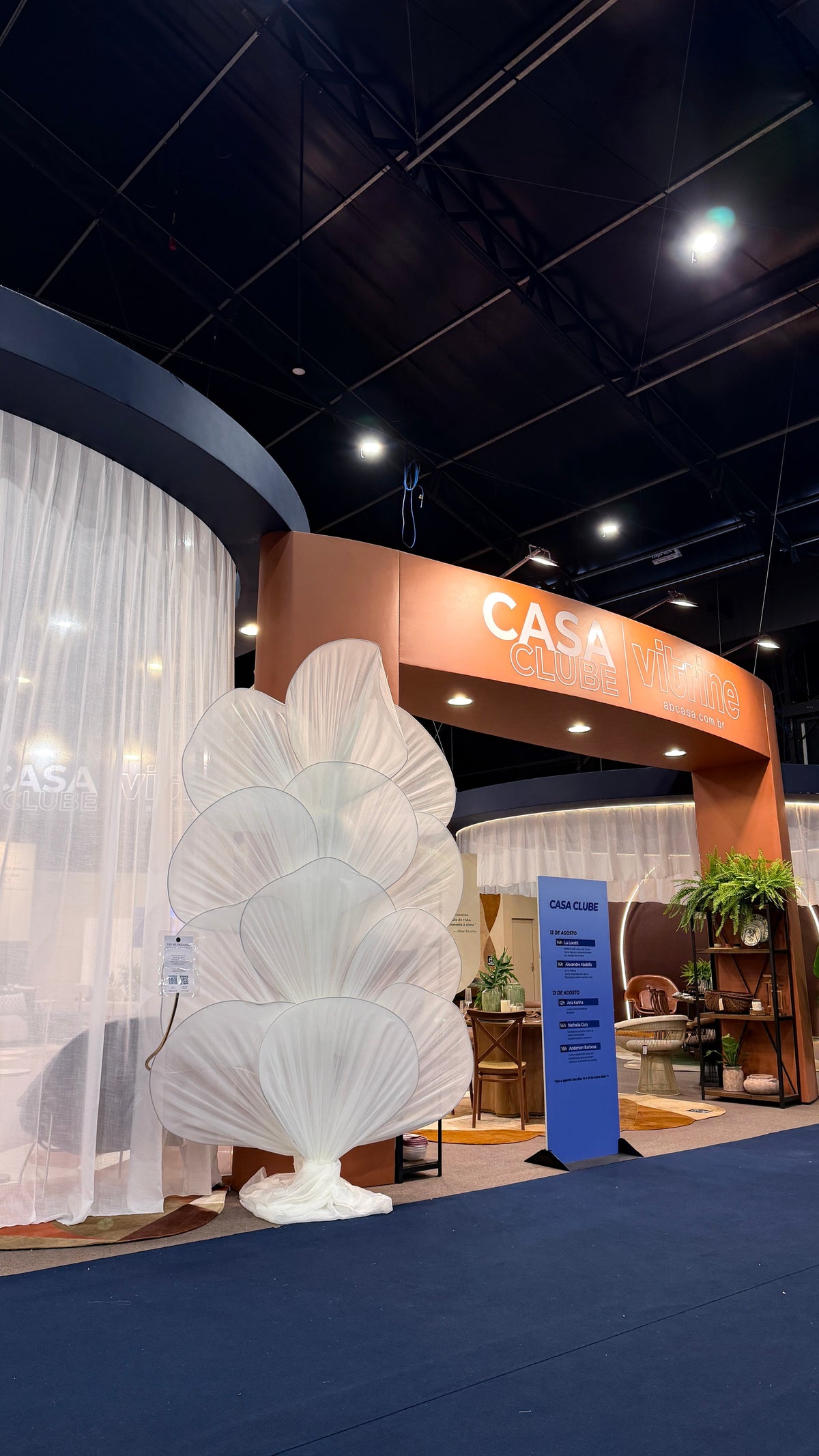 Sculpture Véu de Organza, de 3,5 mètres, à l'entrée du stand Casa Clube à l'AB Casa Fair 2026