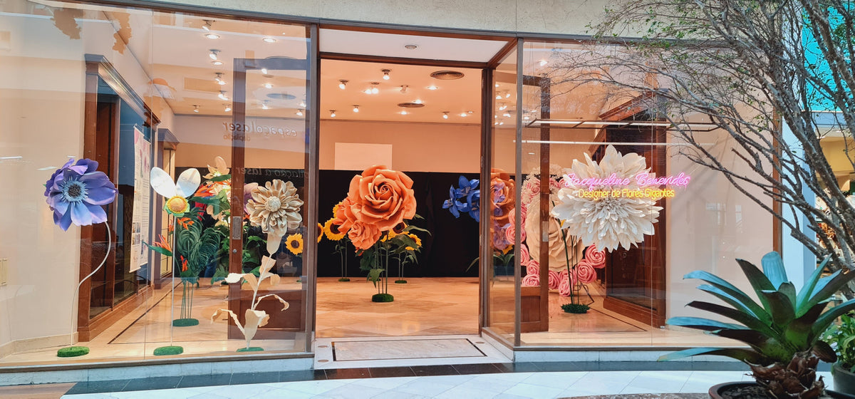 Espaço da exposição Bem me Quero com flores gigantes coloridas - Shopping Crystal