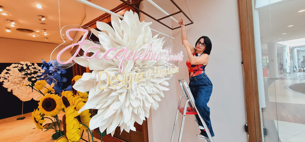 Installing the giant flowers for the Bem me Quero exhibition at Shopping Crystal