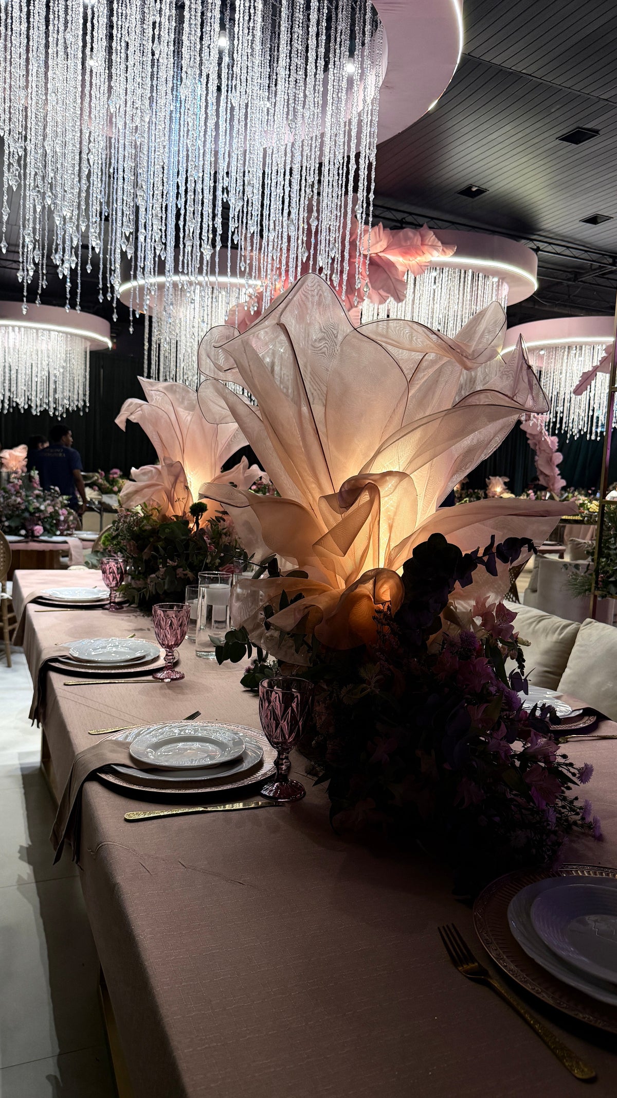Fleurs géantes en organza éclairées de l'intérieur sur la table de la fête des 15 ans à Porto Velho