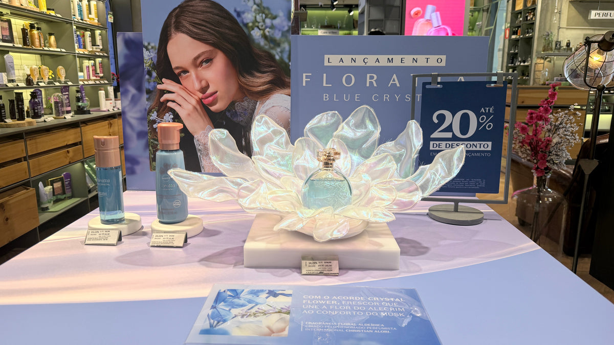 Flor gigante de organza holográfica no display de balcão do perfume Floratta Blue Crystal - O Boticário