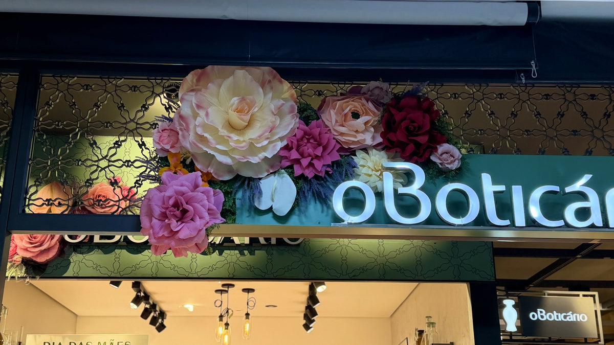 Fleurs géantes en papier crépon italien sur la façade d'O Boticário pour la fête des mères