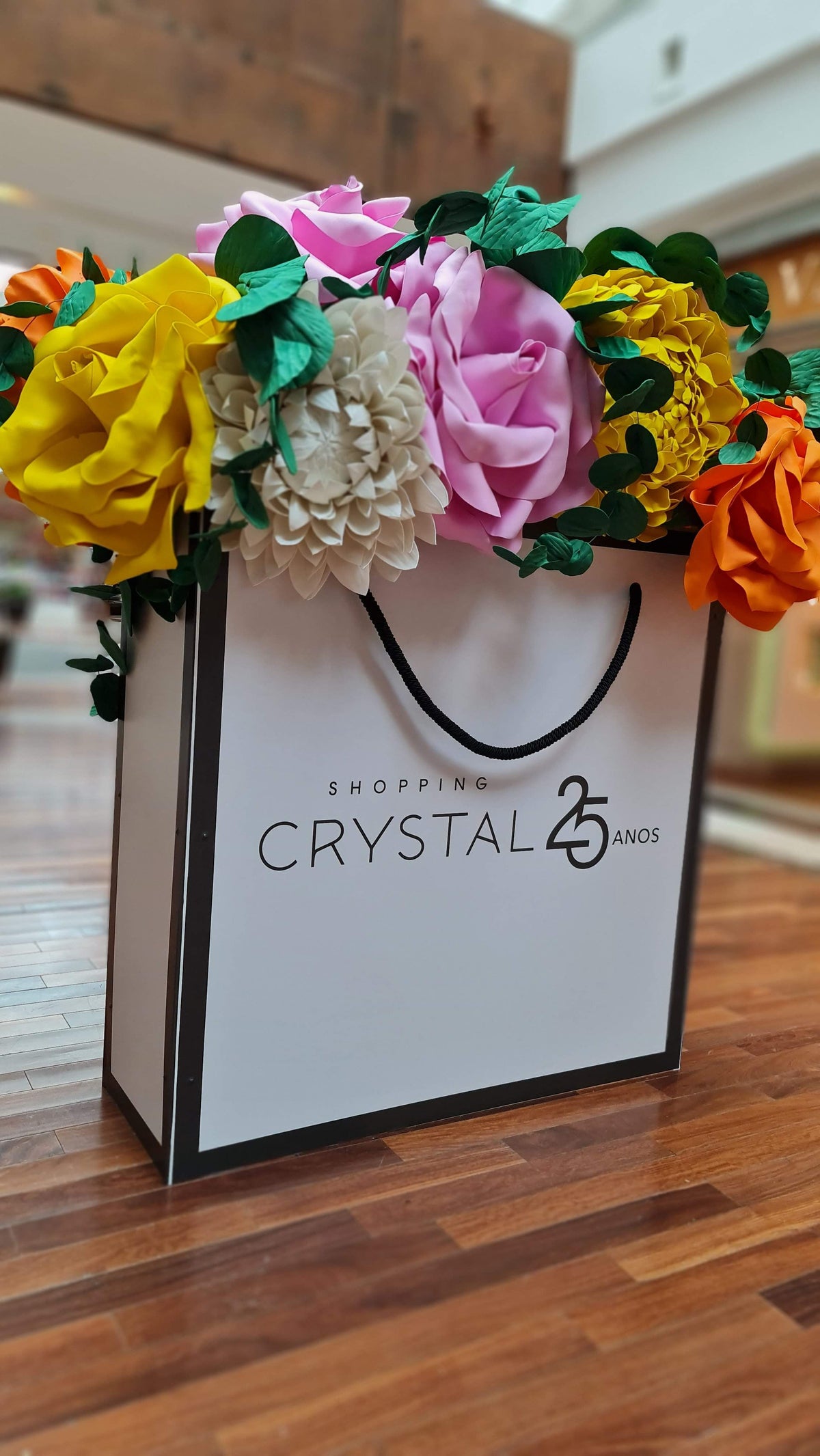Giant shopping bag with colorful flowers for Shopping Crystal's 25th anniversary