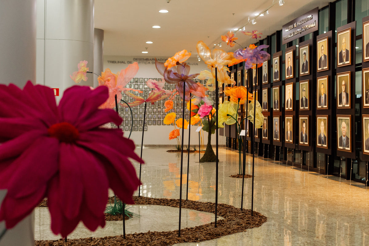 Caminho de flores gigantes de organza ao longo da galeria do TJPR - Jardim da Justiça