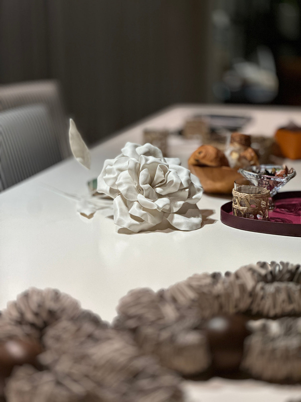 Rose blanche à la finition porcelaine sur la table de desserts - fête des 15 ans
