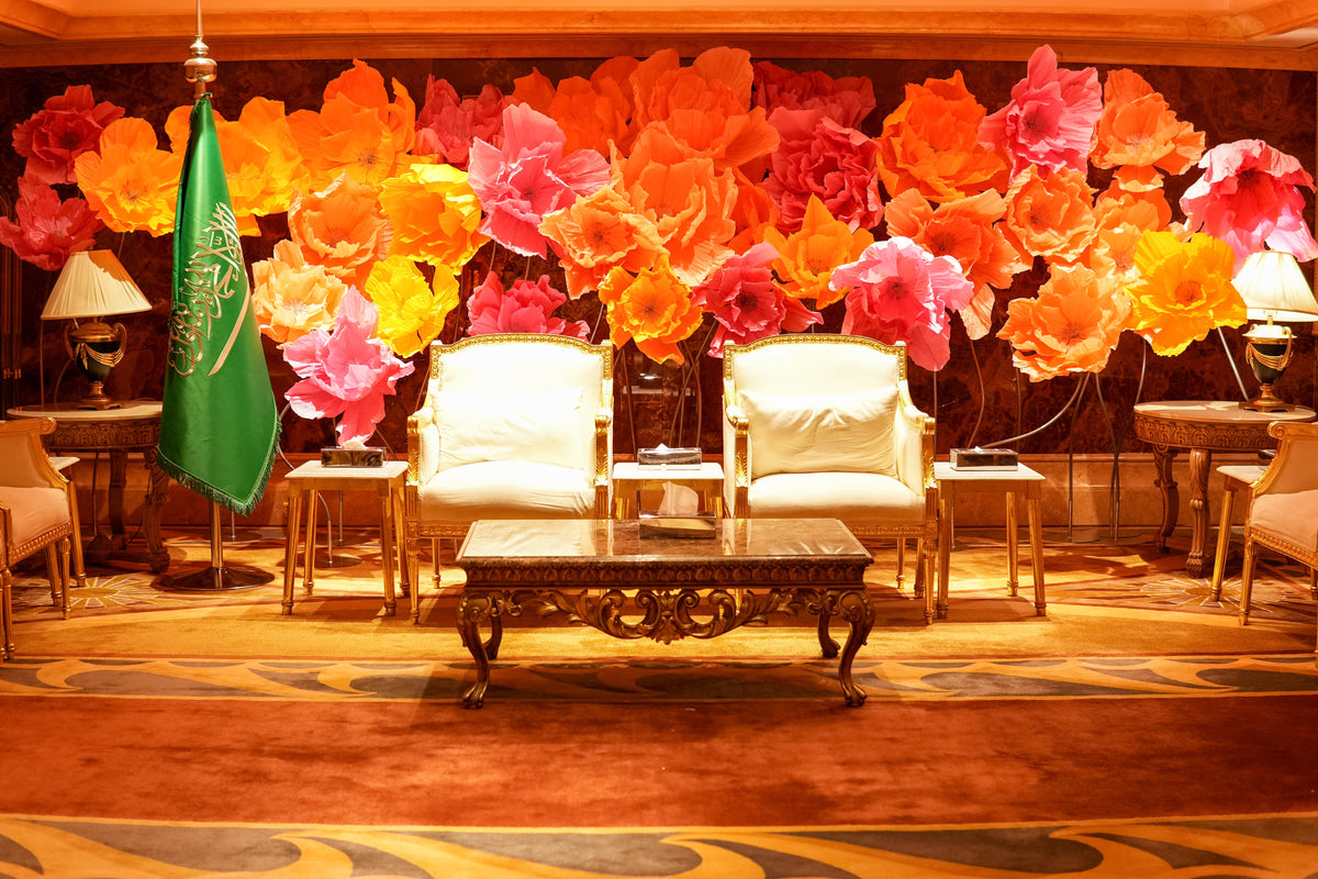 Parede de flores gigantes coloridas atrás das poltronas dos noivos - casamento real em Riyadh