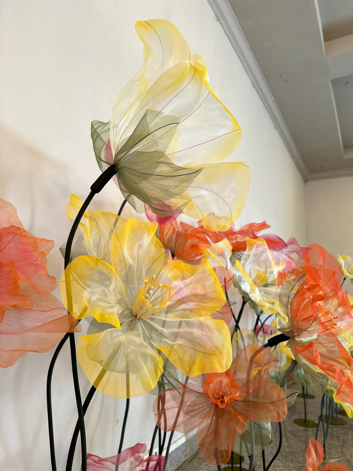 Fleurs géantes en organza jaunes, orange et vertes - Noite dos Chefes