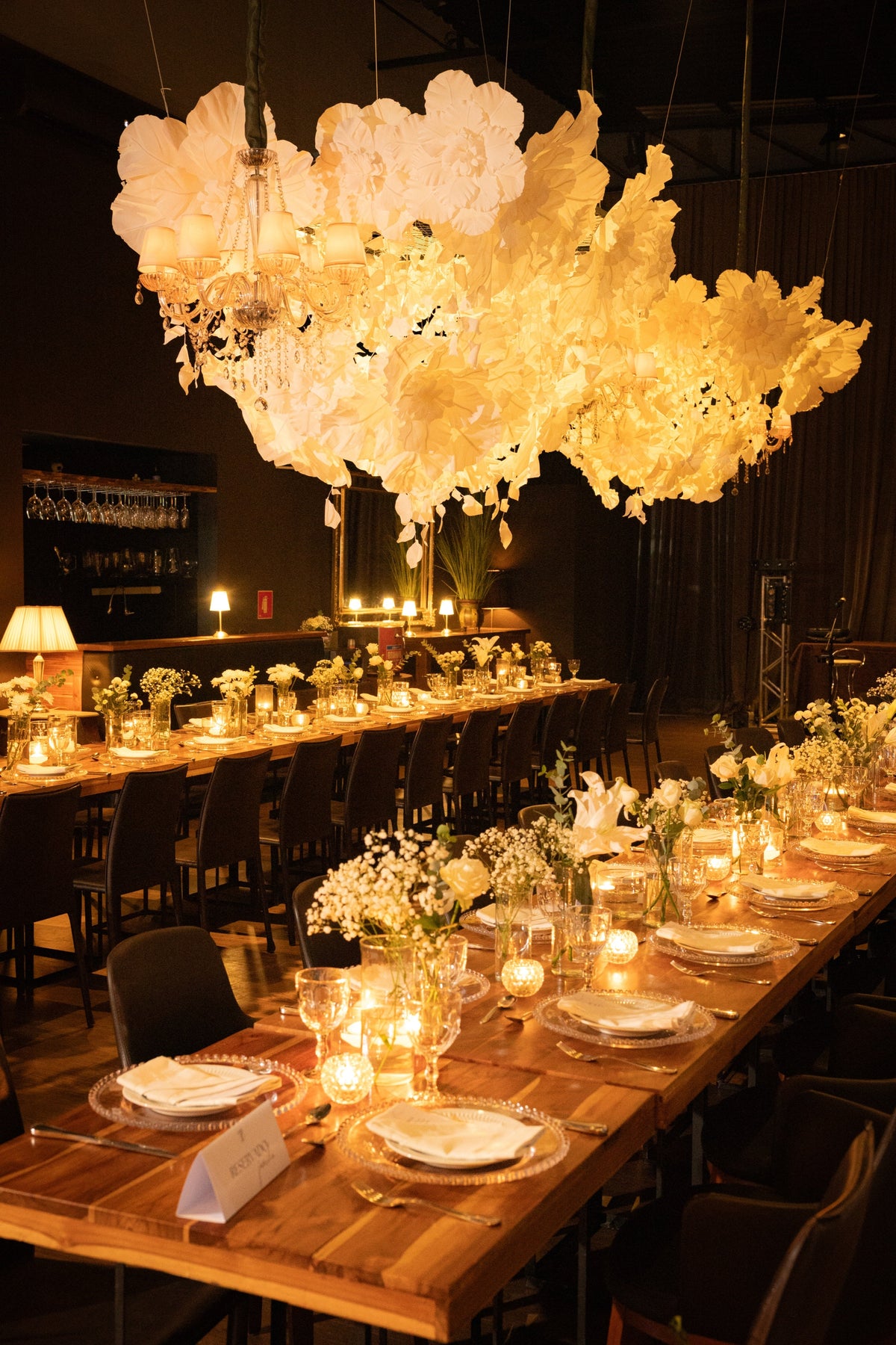 Lustre de flores gigantes de papel crepom italiano sobre as mesas do casamento em Porto Velho