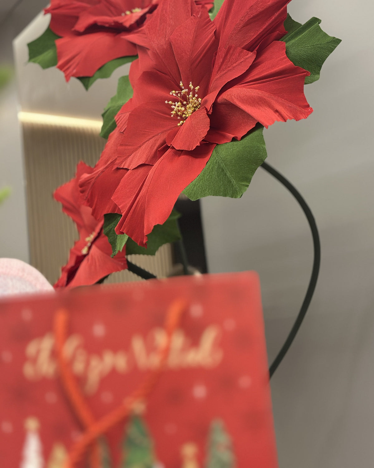 Poinsétia gigante de crepom italiano, em decoração de Natal