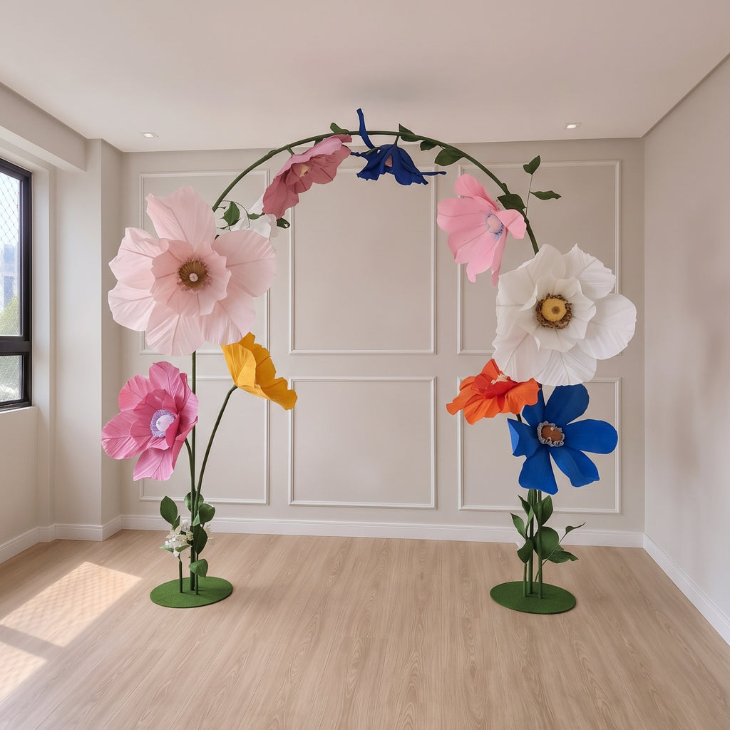 Arco de flores gigantes de papel crepom italiano, na decoração de um ambiente