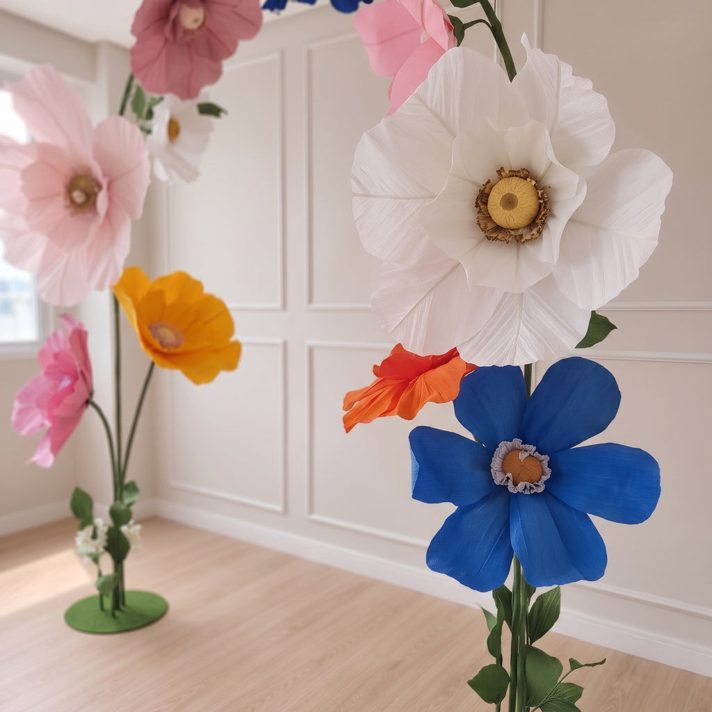 Arco de flores gigantes de papel crepom italiano, lado direito