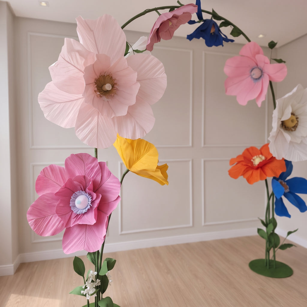 Arco de flores gigantes de papel crepom italiano, lado esquerdo