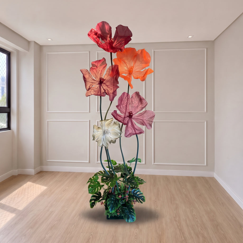 Arranjo de flores gigantes de organza com folhagem, na decoração de um ambiente