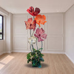 Arranjo de flores gigantes de organza com folhagem, na decoração de um ambiente