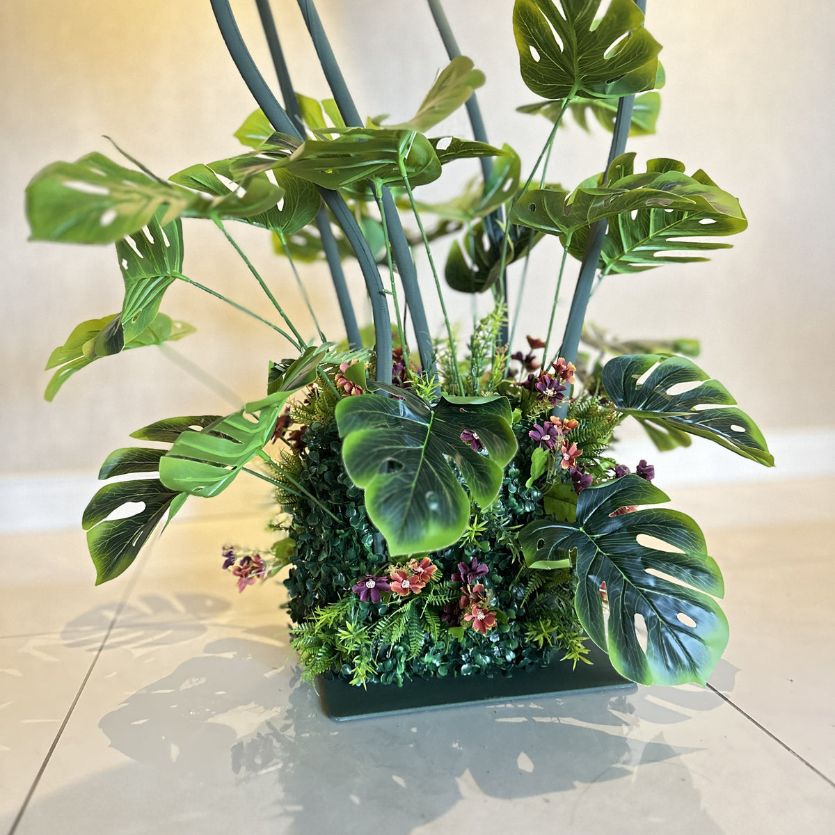 Arranjo de flores gigantes de organza com folhagem, detalhe da base
