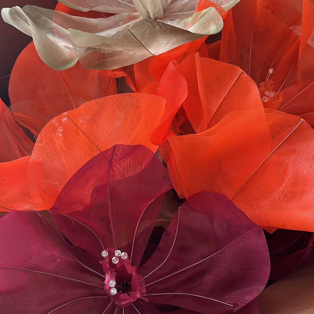 Arranjo de flores gigantes de organza com folhagem, detalhe