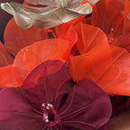 Arranjo de flores gigantes de organza com folhagem, detalhe