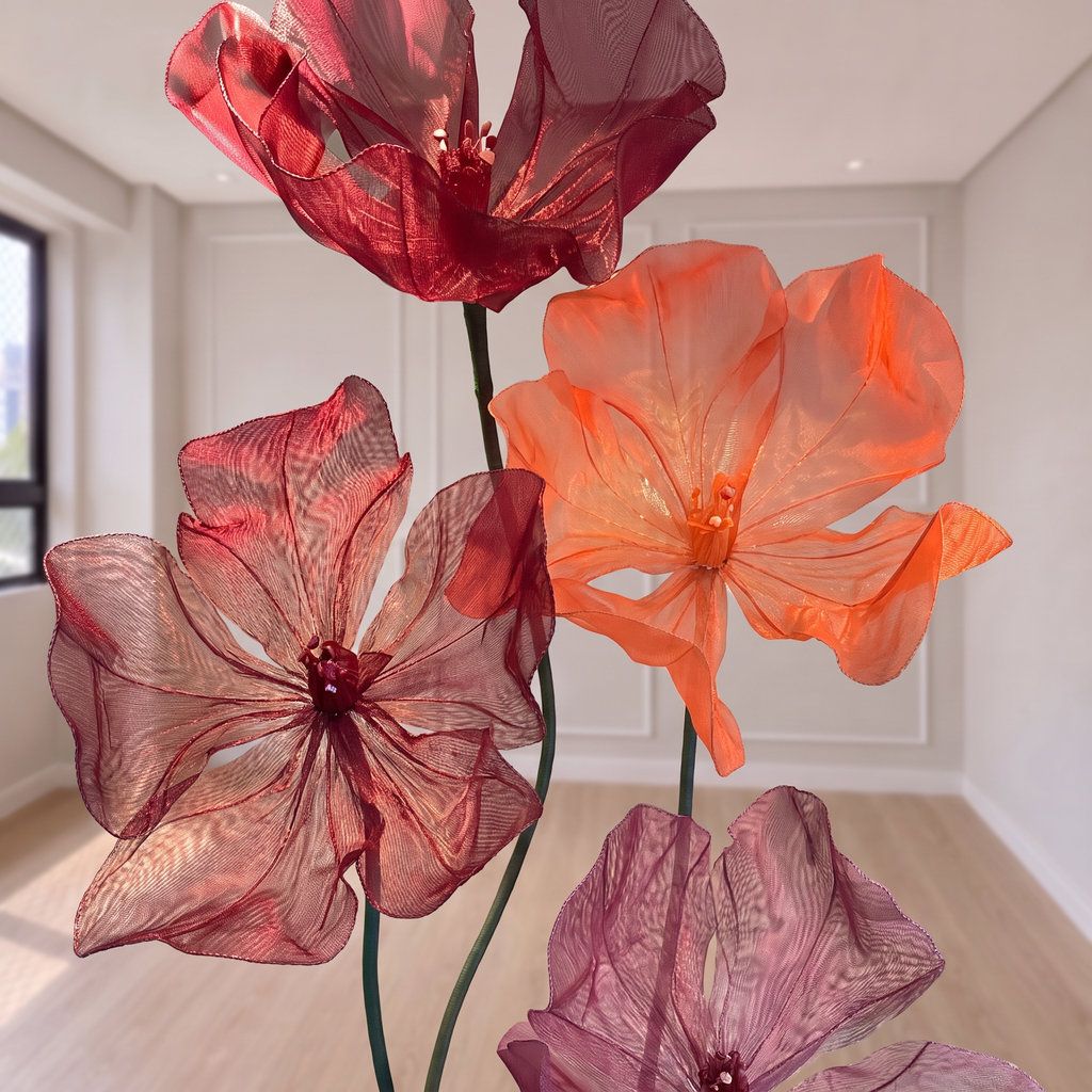 Arranjo de flores gigantes de organza com folhagem, vista de cima