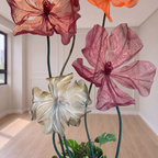 Arranjo de flores gigantes de organza com folhagem, detalhe das flores