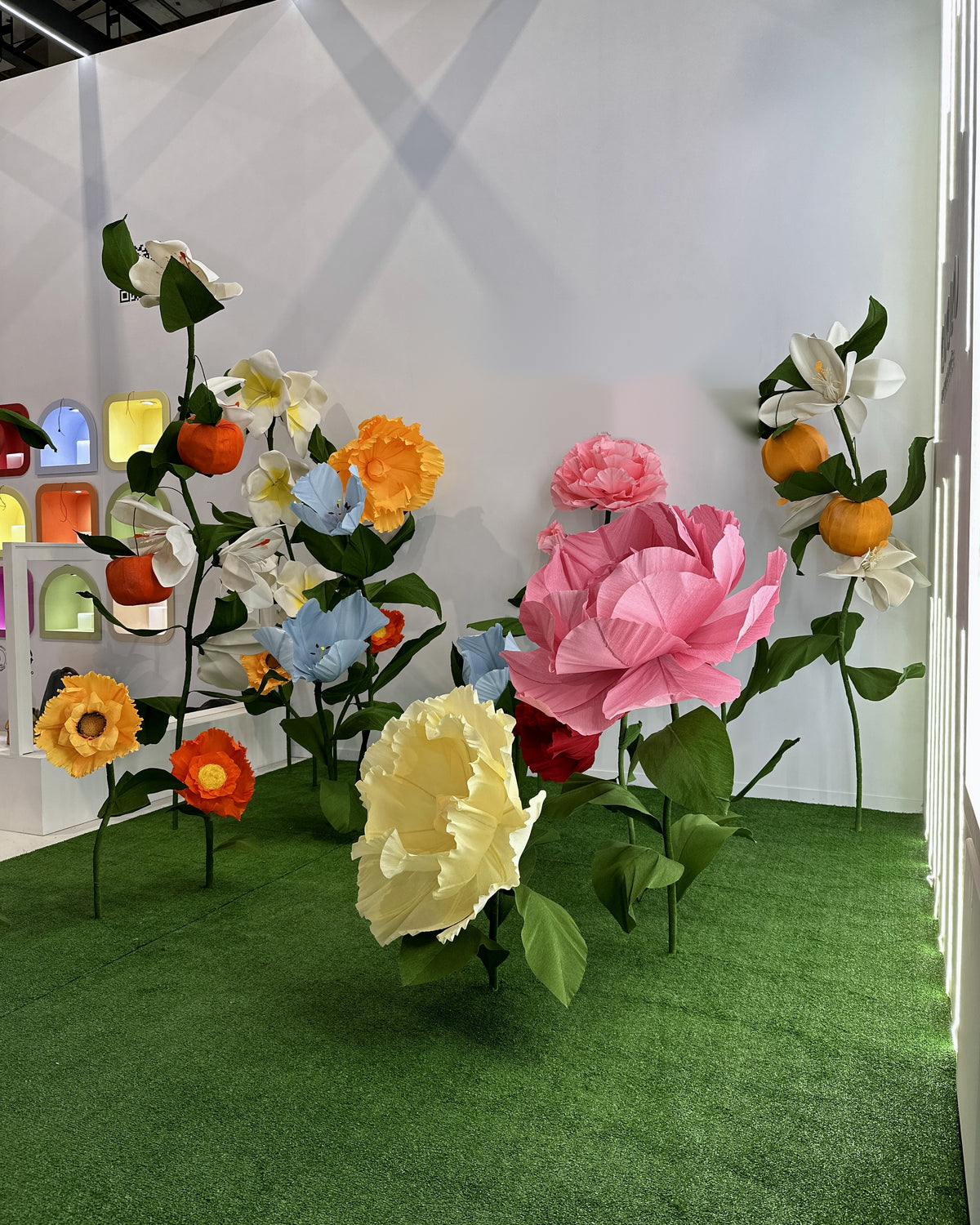 Cenário de flores gigantes de papel crepom italiano, vista de lado