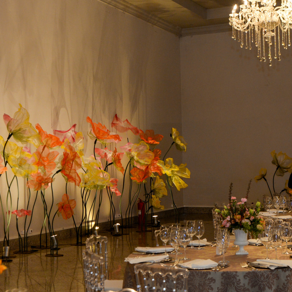 Jardim de narcisos gigantes de organza, em evento à noite