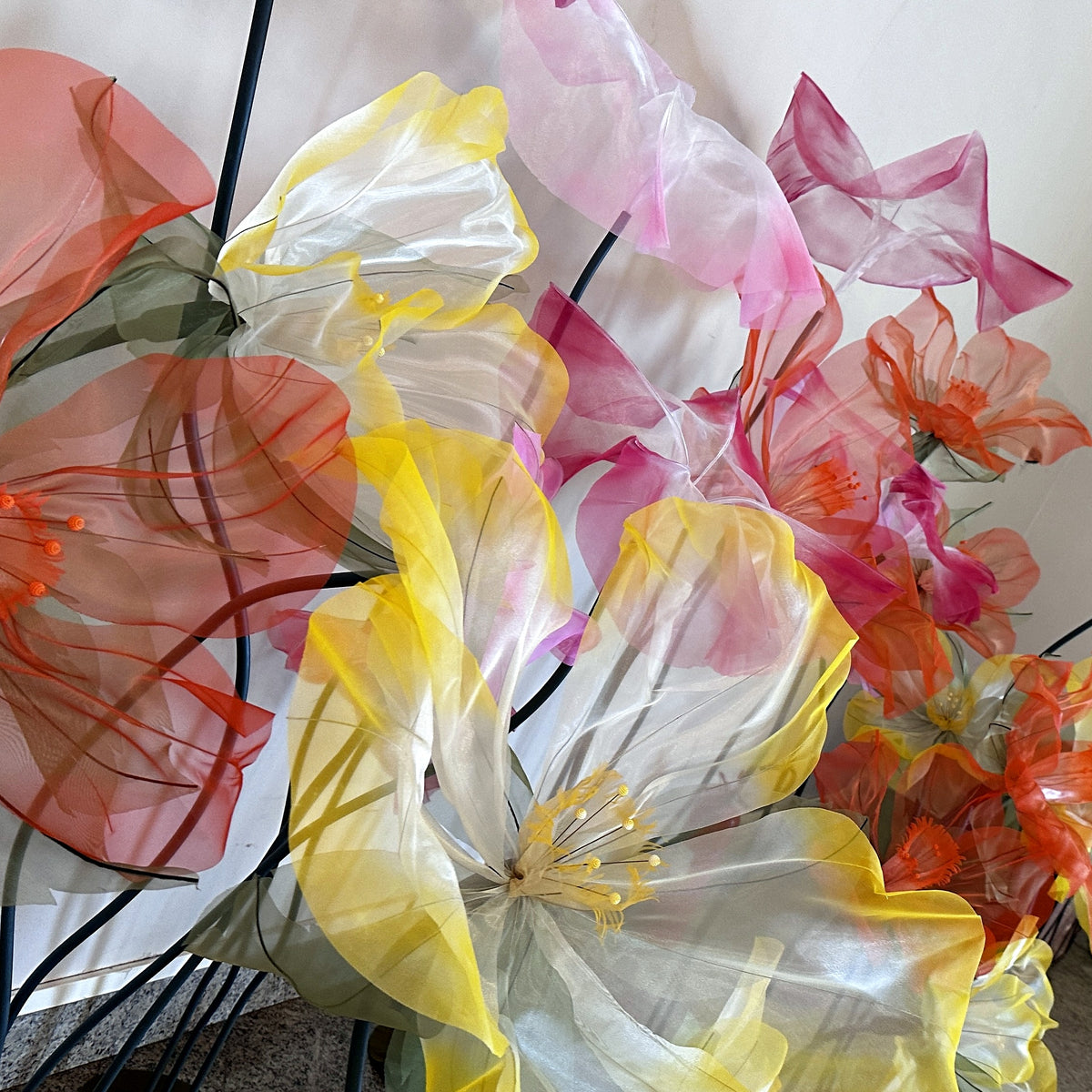 Jardim de narcisos gigantes de organza, em várias cores