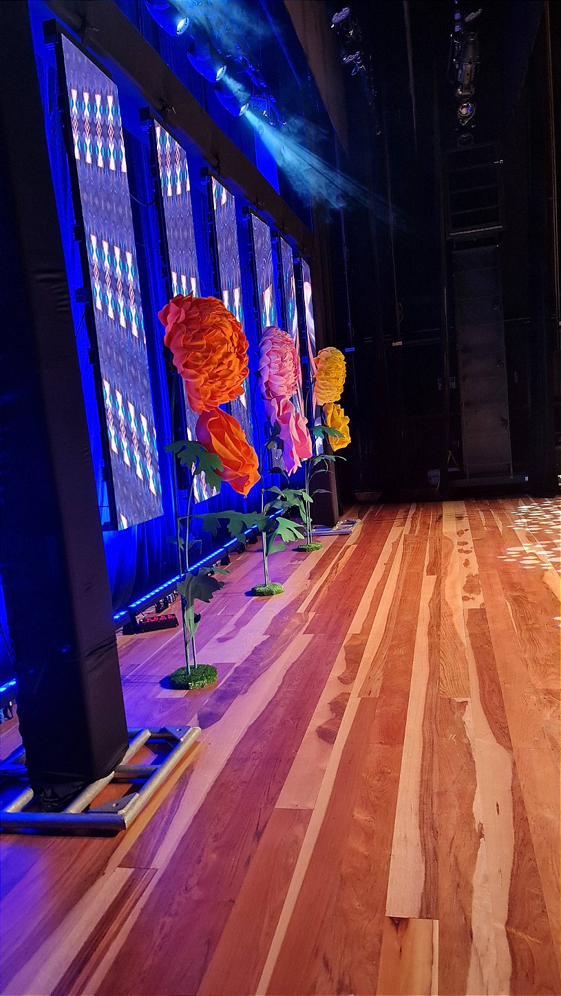 Yellow and orange giant flower - floral installation for large-scale events
