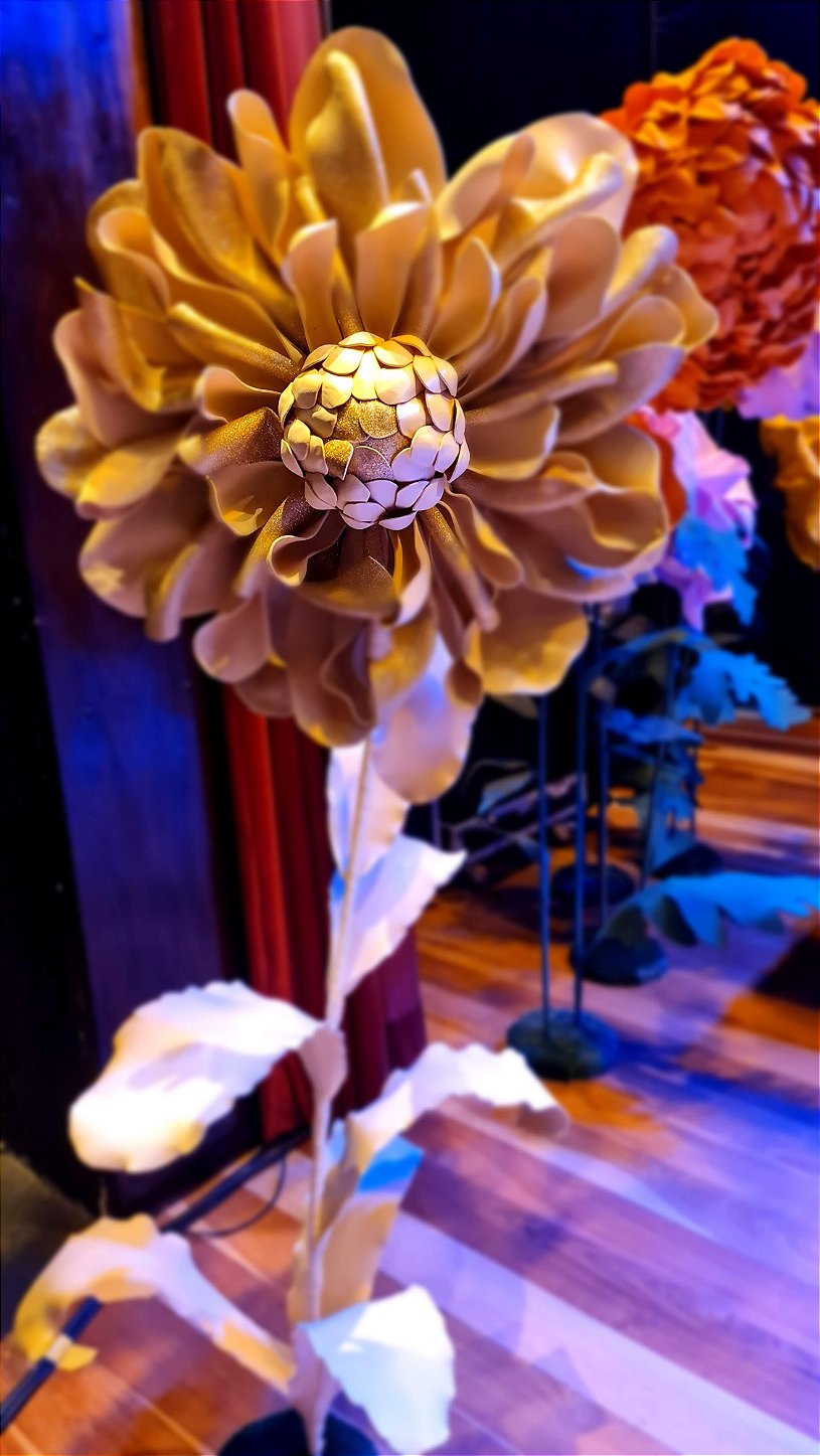 Giant flowers in contrast with LED panels - Miss Paraná installation