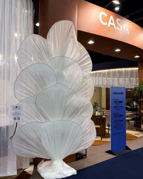 Scultura di fiore gigante in organza bianca, vista laterale