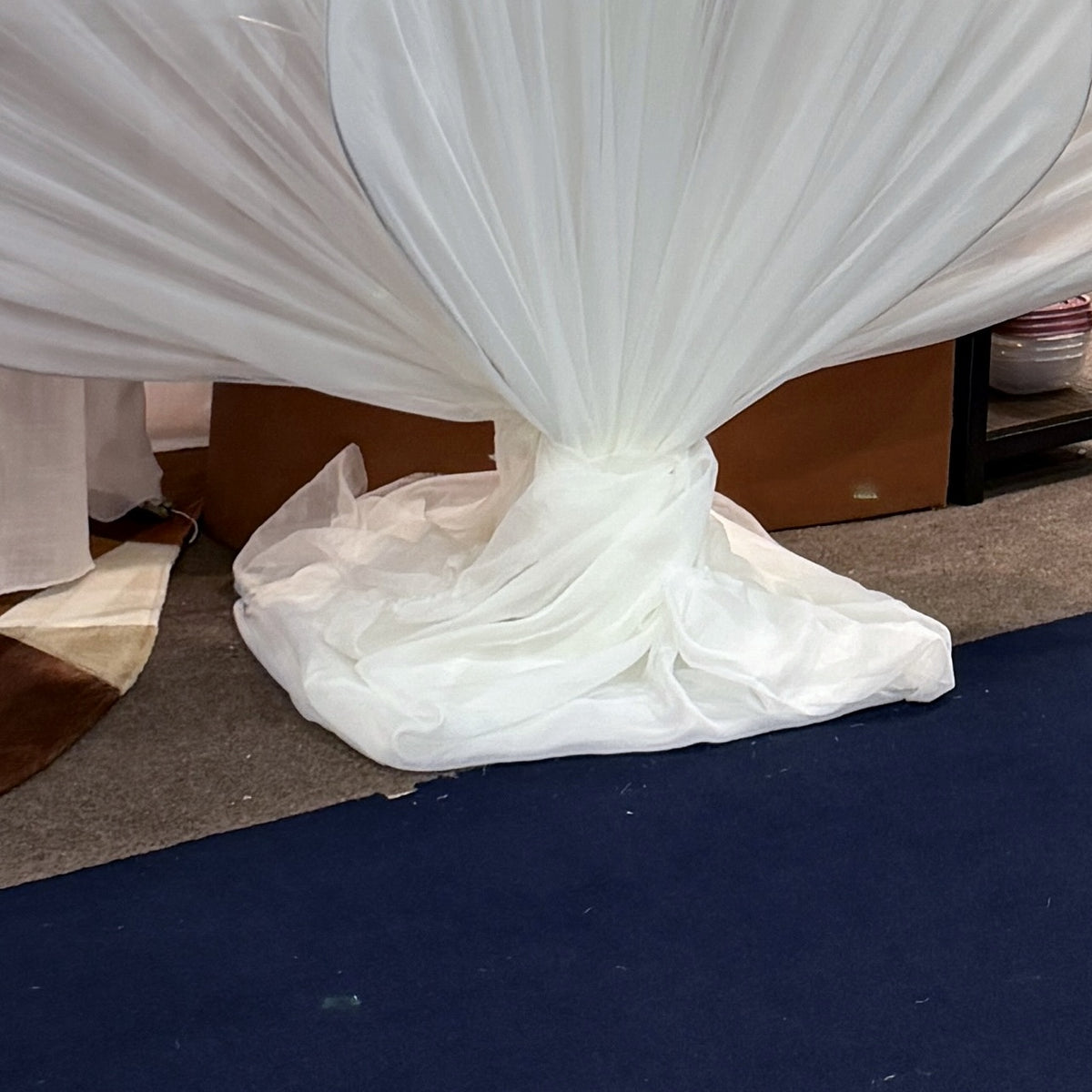 Escultura de flor gigante de organza branca, detalhe da base