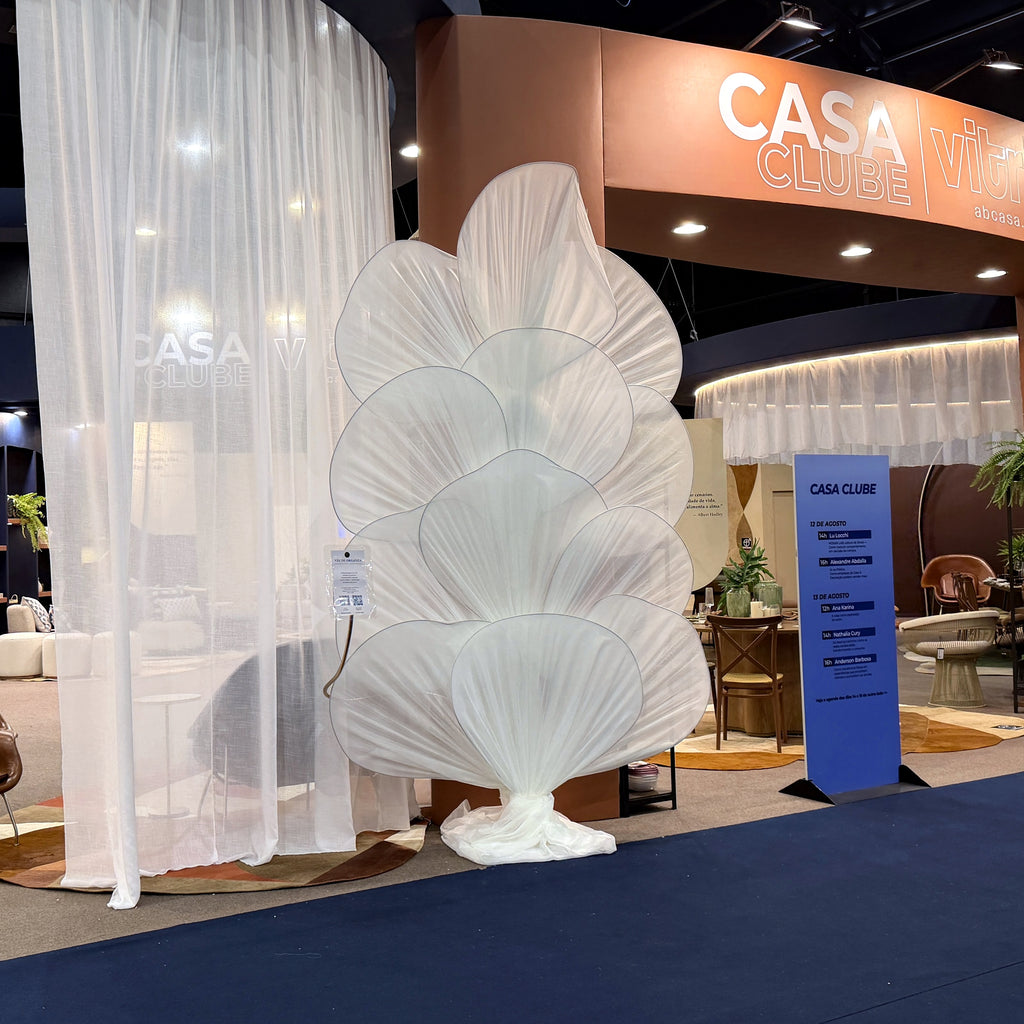 Escultura de flor gigante de organza blanca, en el stand de AB Casa Fair