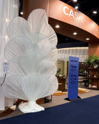 Escultura de flor gigante de organza blanca