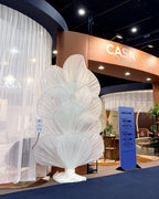 Escultura de flor gigante de organza blanca, vista lateral