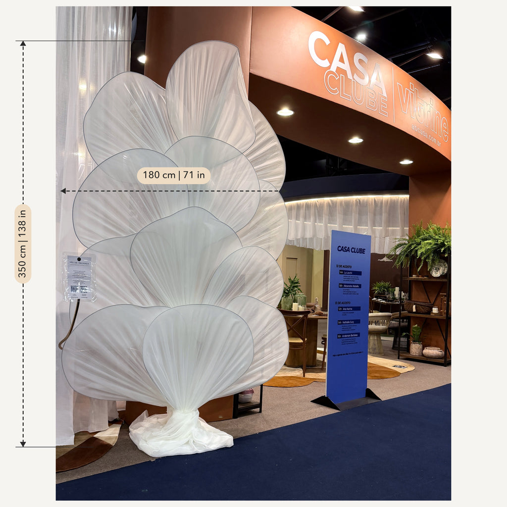 Medidas: Escultura de flor gigante de organza blanca
