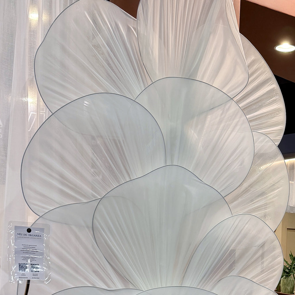 Escultura de flor gigante de organza blanca, detalle de los pétalos