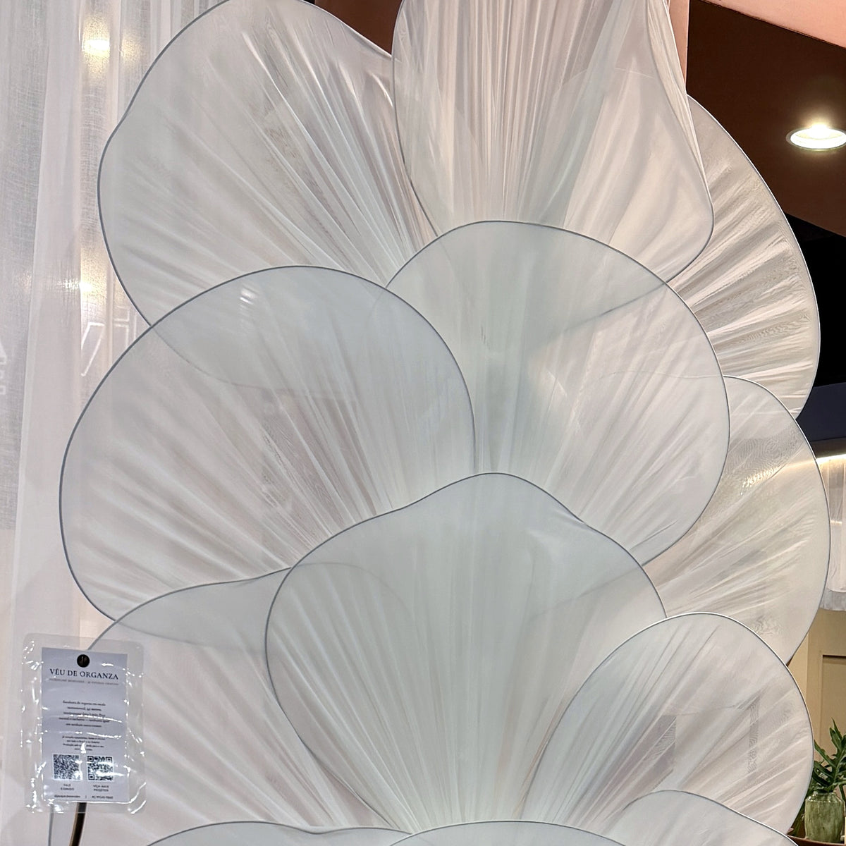 Escultura de flor gigante de organza branca, detalhe das pétalas