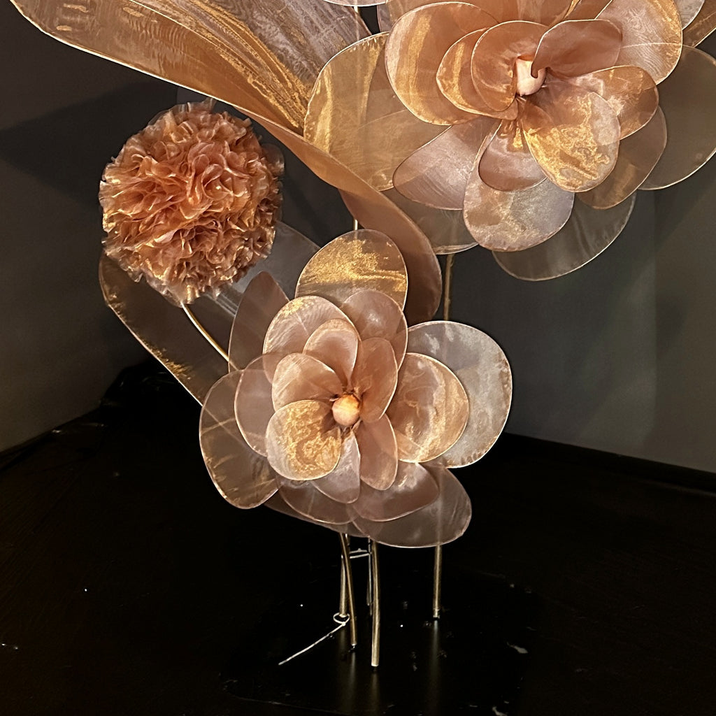 Sculpture de fleurs géantes en organza rosé, détail du socle