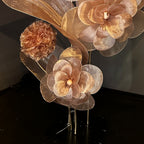 Sculpture de fleurs géantes en organza rosé, détail du socle