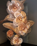 Sculpture de fleurs géantes en organza rosé