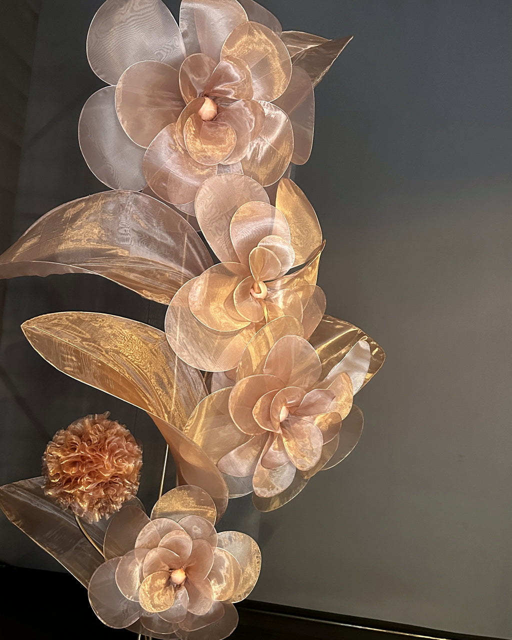 Sculpture de fleurs géantes en organza rosé, vue de côté