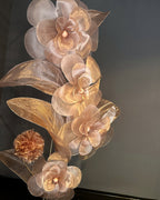 Sculpture de fleurs géantes en organza rosé, vue de côté