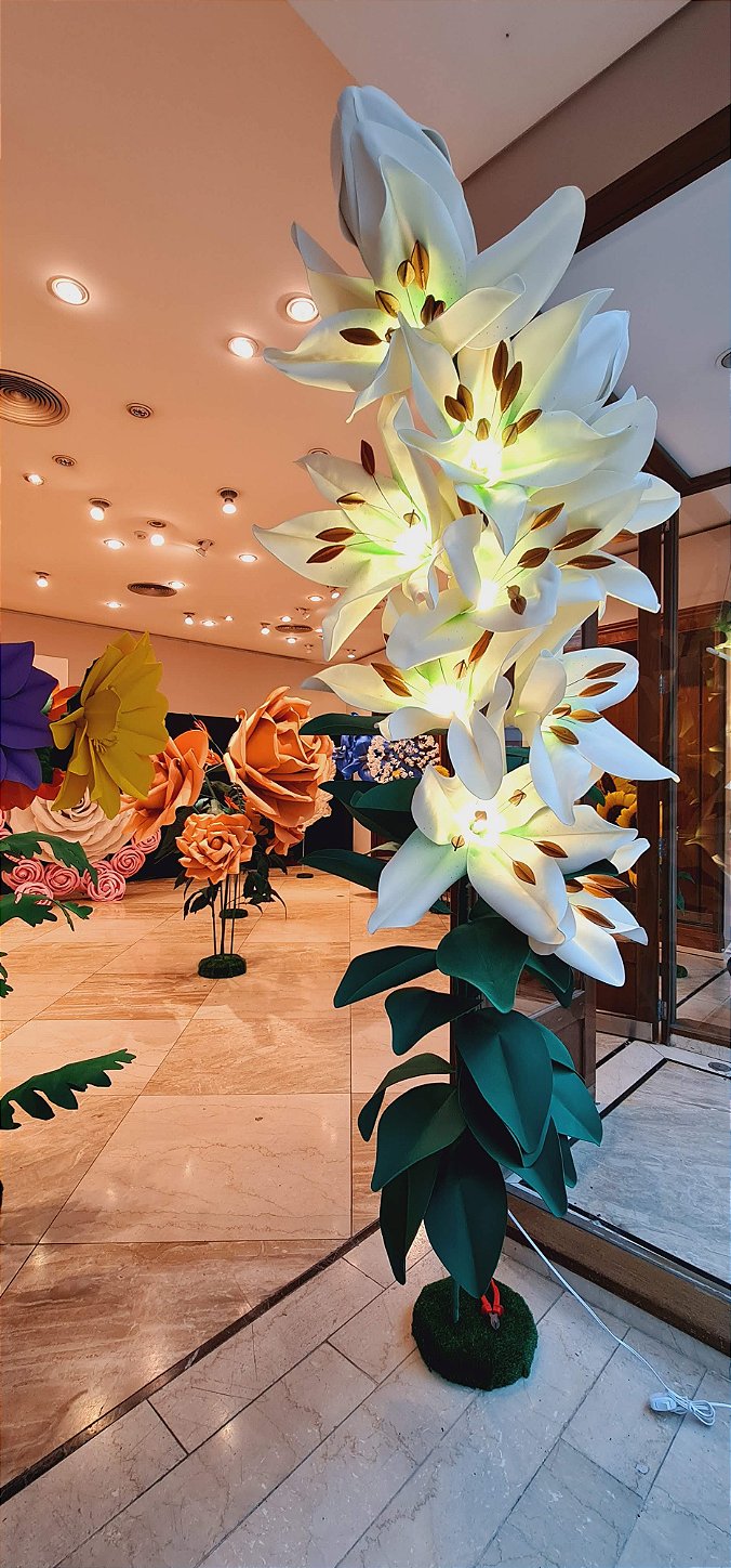 Side view of the botanical installation at the mall storefront