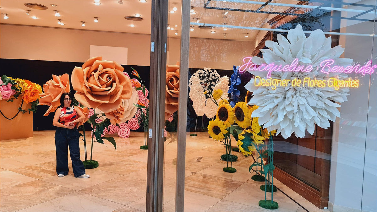Giant rose in Italian crepe paper - handcrafted exhibition detail