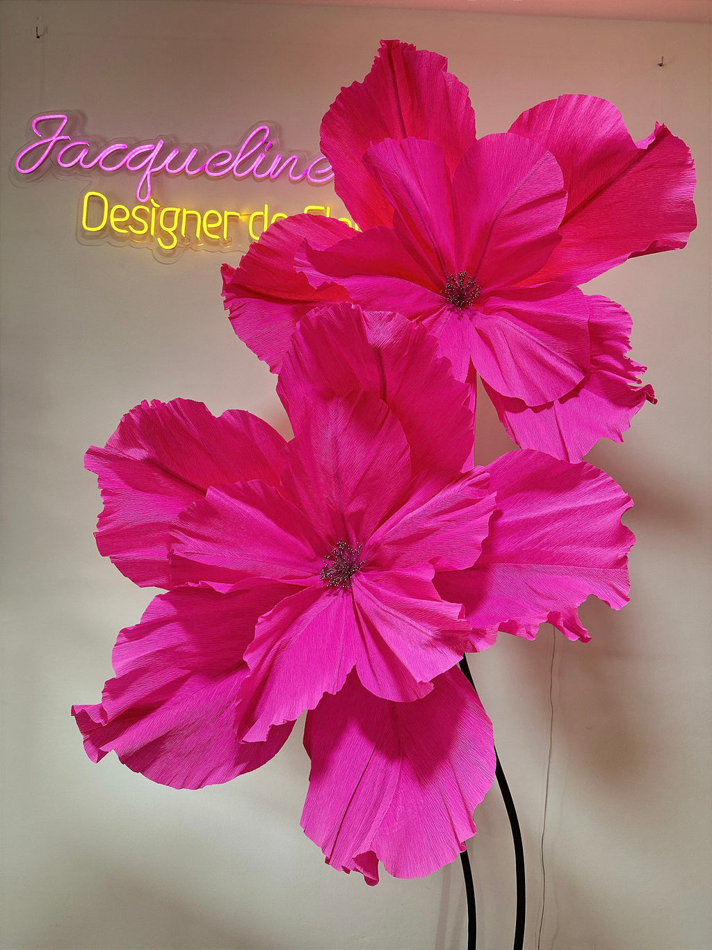 Détail des pétales façonnées à la main de la fleur géante en papier crépon italien