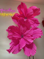 Fleur géante en papier crépon italien composant un décor